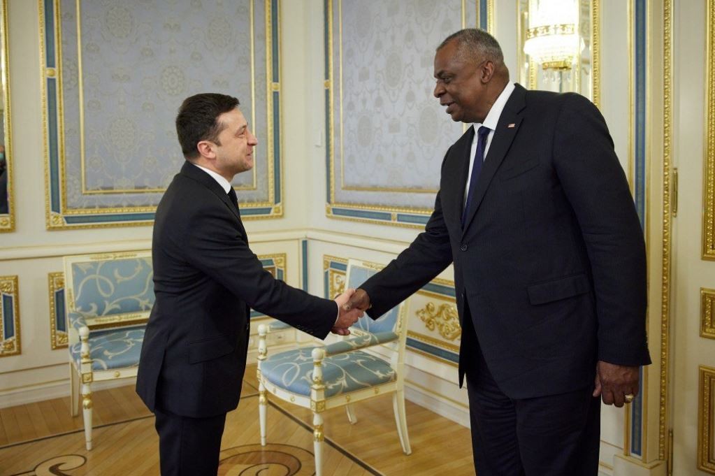Tổng thống Ukraine Volodymyr Zelensky Bộ trưởng Quốc phòng Mỹ Lloyd Austin. (Nguồn: Reuters) Tổng thống Ukraine Volodymyr Zelensky Bộ trưởng Quốc phòng Mỹ Lloyd Austin. (Nguồn: Reuters)
