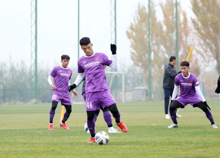 Các cầu thủ U23 Việt Nam miệt mài tập luyện trong giá lạnh, tập trung cao độ cho trận đấu với U23 Myanmar. (Nguồn: VFF)