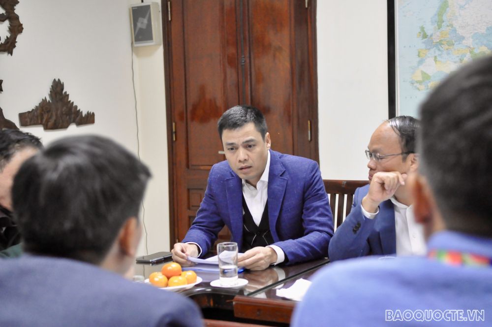 Thứ trưởng Lê Hoài Trung khảo sát công tác Kiểm soát thủ tục hành chính tại Cục Lãnh sự Thứ trưởng Lê Hoài Trung khảo sát công tác Kiểm soát thủ tục hành chính tại Cục Lãnh sự