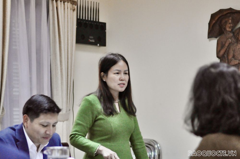 Phó Cục trưởng Cục Lãnh sự Nguyễn Thị Hương Lan báo cáo với đoàn công tác về công tác cải cách hành chính và triển khai cơ chế một cửa. (Ảnh: QĐ) Phó Cục trưởng Cục Lãnh sự Nguyễn Thị Hương Lan báo cáo với đoàn công tác về công tác cải cách hành chính và triển khai cơ chế một cửa. (Ảnh: QĐ)