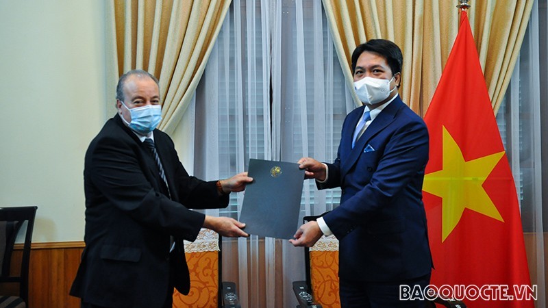 Cục trưởng Cục Lễ tân Nhà nước tiếp Đại sứ Algeria trao bản sao Ủy nhiệm thư