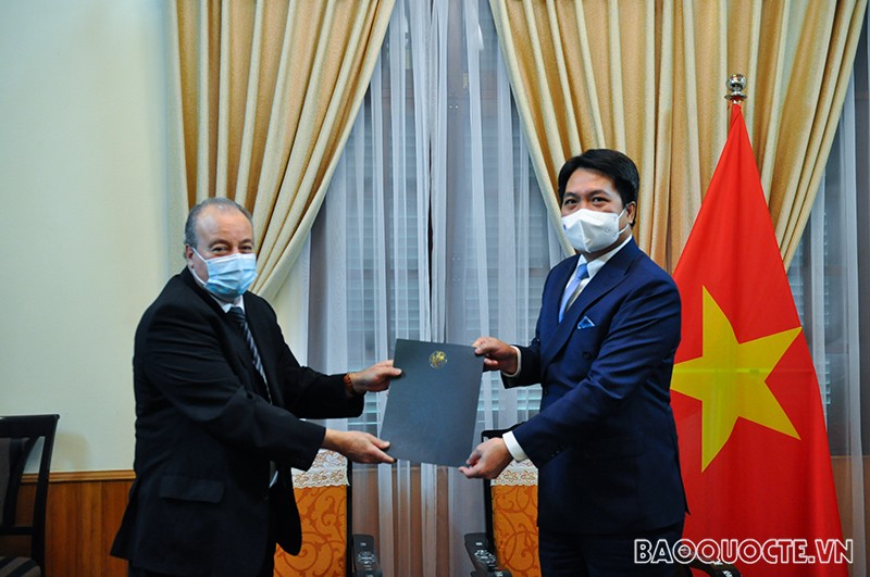 Đại sứ Nguyễn Việt Dũng, Cục trưởng Cục Lễ tân Nhà nước đã tiếp nhận bản sao Ủy nhiệm thư của Tổng thống Cộng hòa Algeria Dân chủ và Nhân dân bổ nhiệm Đại sứ Algeria tại Việt Nam. Đại sứ Nguyễn Việt Dũng, Cục trưởng Cục Lễ tân Nhà nước đã tiếp nhận bản sao Ủy nhiệm thư của Tổng thống Cộng hòa Algeria Dân chủ và Nhân dân bổ nhiệm Đại sứ Algeria tại Việt Nam.