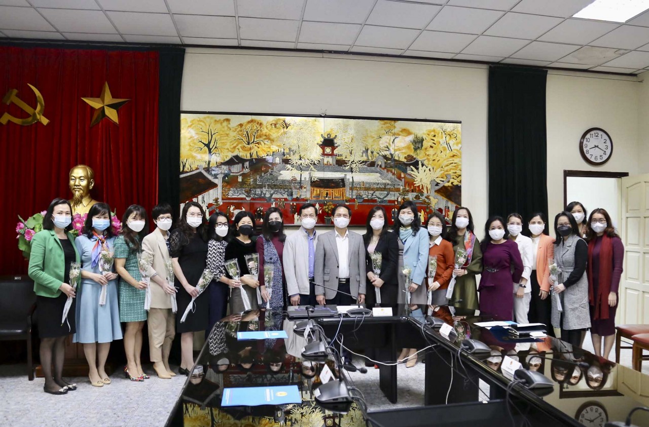 Kỷ niệm Ngày quốc tế Phụ nữ 8/3 và tôn vinh đóng góp của cán bộ nữ cho ngành Ngoại giao