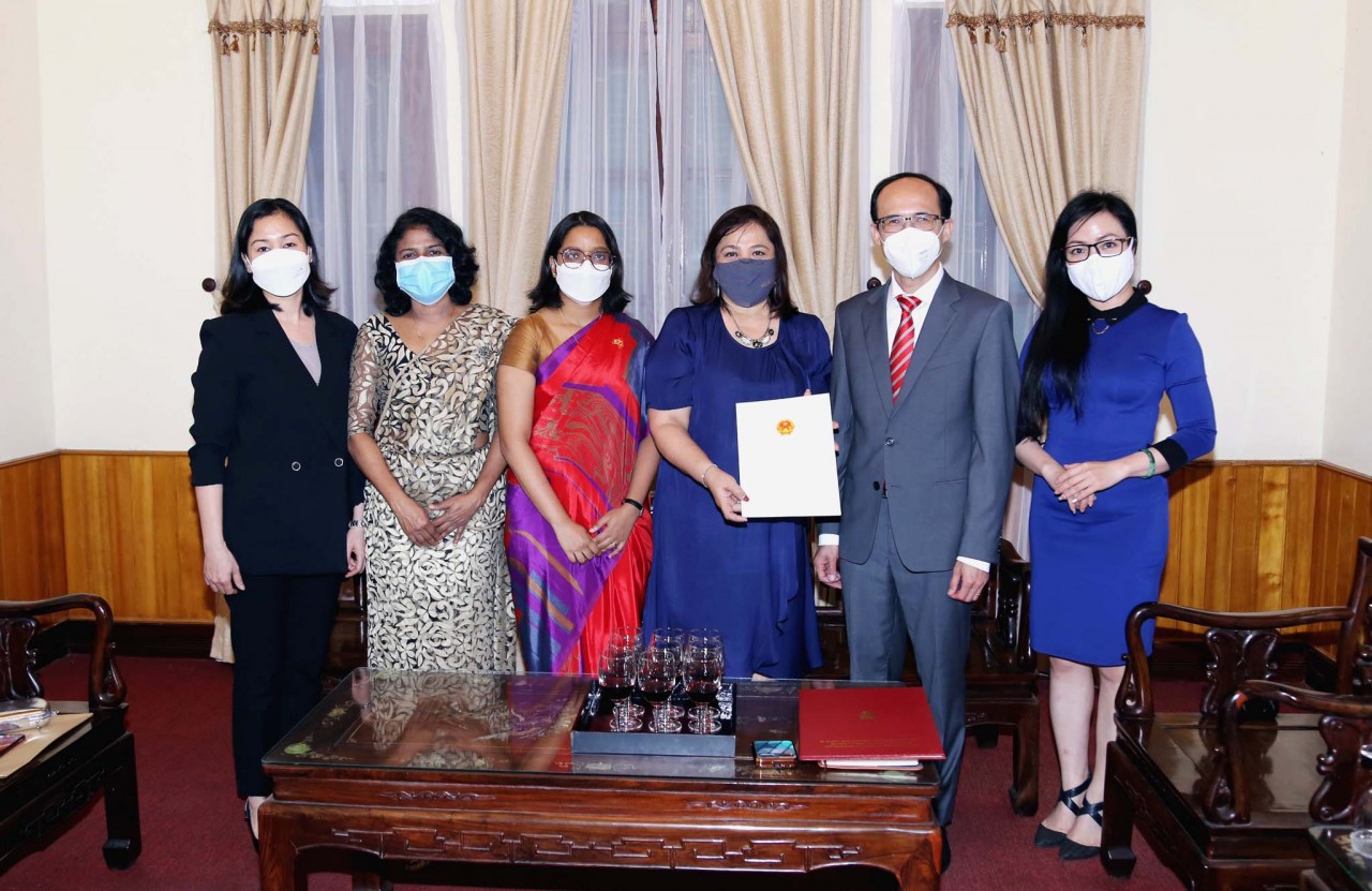 Lễ trao giấy chấp nhận Lãnh sự danh dự mới của Xri Lan-ca tại TP. HCM Trao Giấy chấp nhận Lãnh sự cho Lãnh sự danh dự Sri Lanka tại TP. Hồ Chí Minh