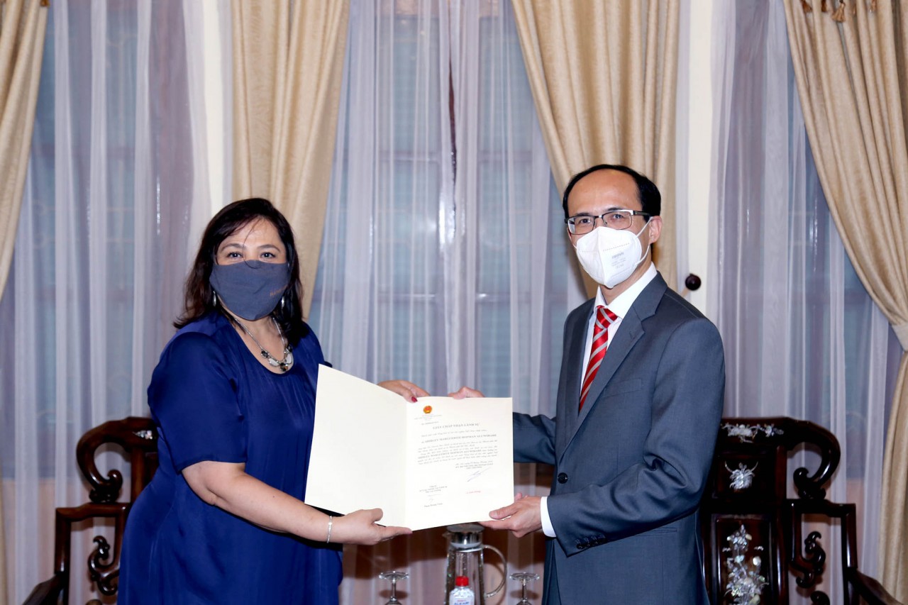 Lễ trao giấy chấp nhận Lãnh sự danh dự mới của Xri Lan-ca tại TP. HCM Trao Giấy chấp nhận Lãnh sự cho Lãnh sự danh dự Sri Lanka tại TP. Hồ Chí Minh