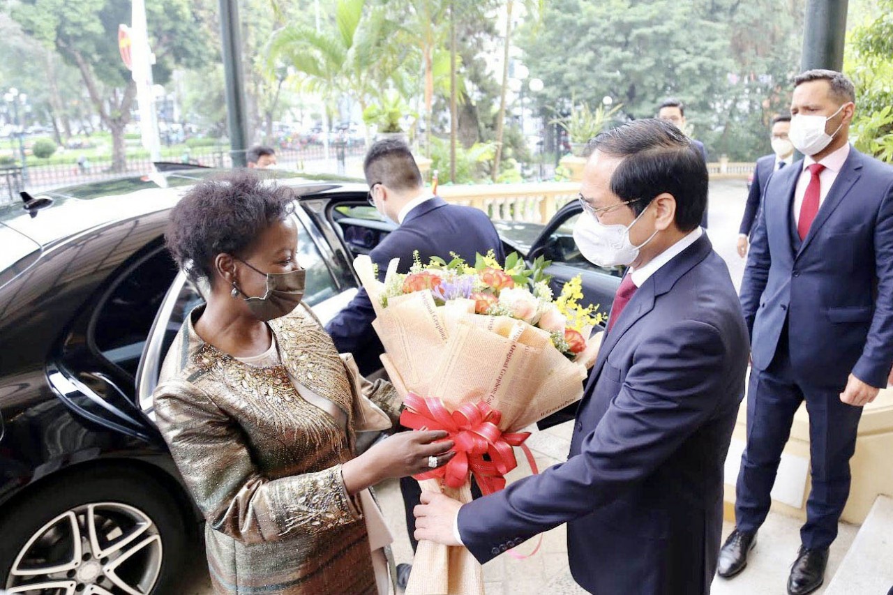 Bộ trưởng Ngoại giao Bùi Thanh Sơn tặng hoa bà Louise Mushikiwabo - Tổng Thư ký Pháp ngữ Bộ trưởng Ngoại giao Bùi Thanh Sơn tặng hoa bà Louise Mushikiwabo - Tổng Thư ký Pháp ngữ