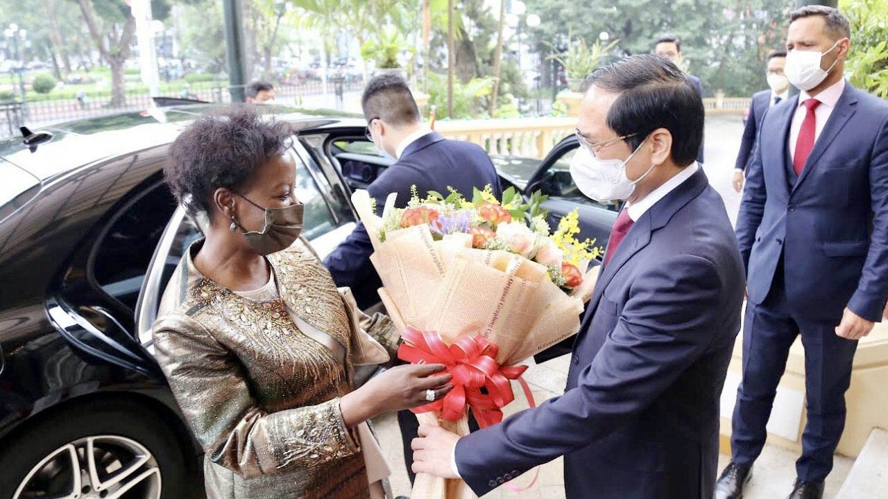 Bộ trưởng Ngoại giao Bùi Thanh Sơn hội đàm với Tổng thư ký Pháp ngữ