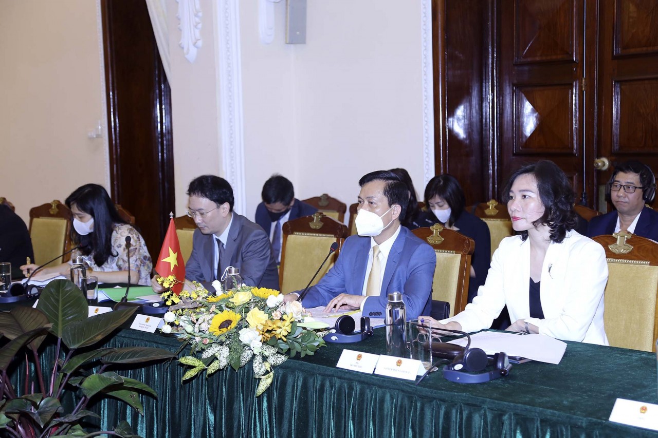 Triển khai Hiệp định khung Đối tác và Hợp tác toàn diện Việt Nam - EU Việt Nam-EU nhất trí thúc đẩy sớm đưa EVIPA đi vào hiệu lực, mở rộng hợp tác trong các lĩnh vực mới