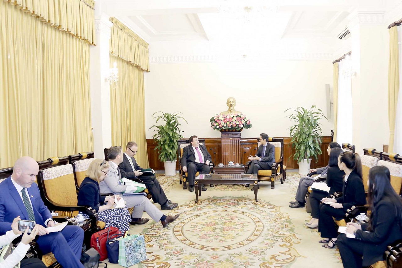 Trợ lý Bộ trưởng Đỗ Hùng Việt tiếp Quốc Vụ khanh Ireland