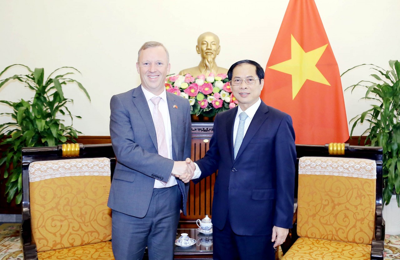 Bộ trưởng Ngoại giao Bùi Thanh Sơn tiếp Đại sứ Anh chào từ biệt
