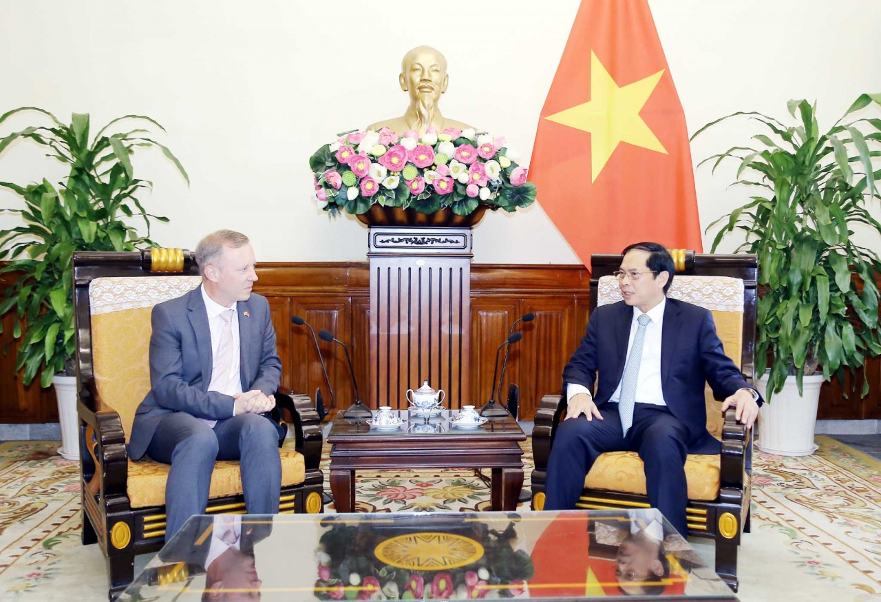 Bộ trưởng Ngoại giao Bùi Thanh Sơn tiếp Đại sứ Anh chào từ biệt