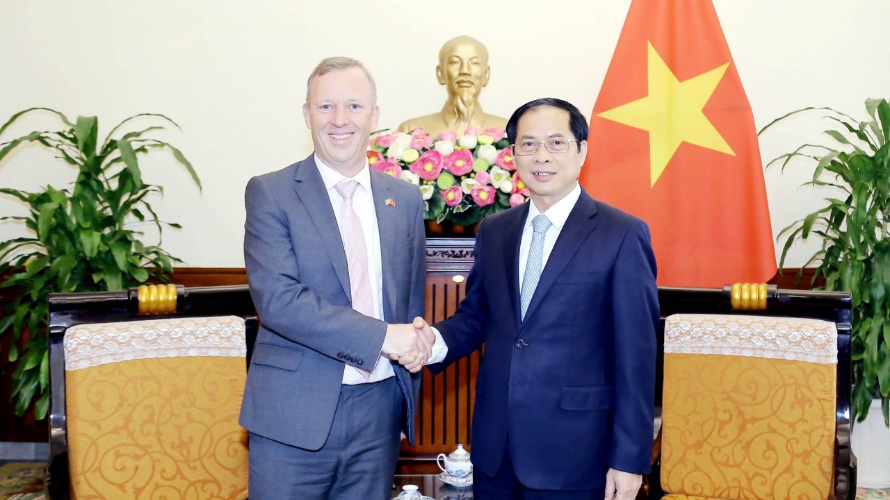 Bộ trưởng Ngoại giao Bùi Thanh Sơn tiếp Đại sứ Anh chào từ biệt