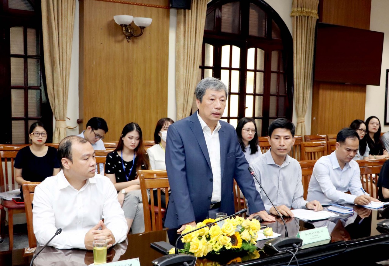 Ông Trần Ngọc An, Vụ trưởng Vụ Tổ chức Cán, Bộ Ngoại giao phát biểu khai mạc Chương trình nói chuyện chuyên đề “ Tuổi tre Ngoại giao: Nỗ lực học tập lý tưởng cách mạng, rèn luyện bản lĩnh chính trị, phát huy truyền thống của Ngành”. (Ảnh: Quang Hoà)