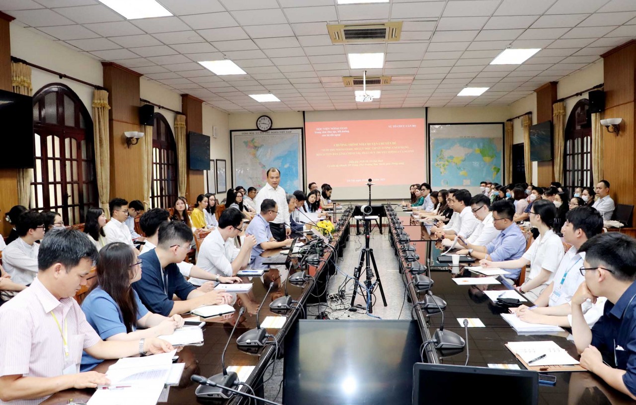 Ông Lê Hải Bình, Uỷ viên dự khuyết TW Đảng, Phó Trưởng Ban Tuyên giáo Trung ương phát biểu tại Chương trình nói chuyện chuyên đề “ Tuổi tre Ngoại giao: Nỗ lực học tập lý tưởng cách mạng, rèn luyện bản lĩnh chính trị, phát huy truyền thống của Ngành”. (Ảnh