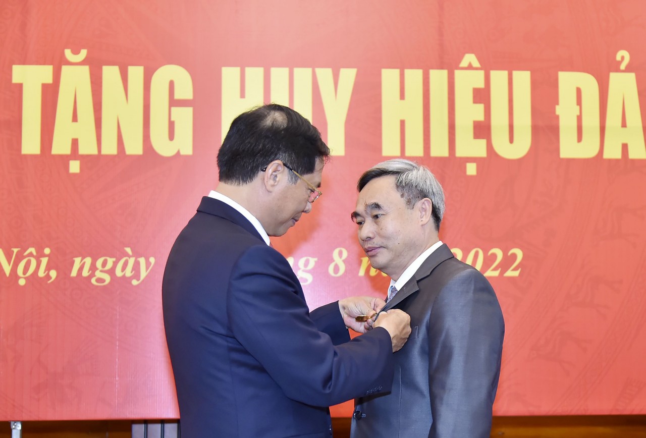 Trao tặng Huy hiệu 75 năm tuổi Đảng cho nguyên Phó Thủ tướng, Bộ trưởng Ngoại giao Nguyễn Mạnh Cầm