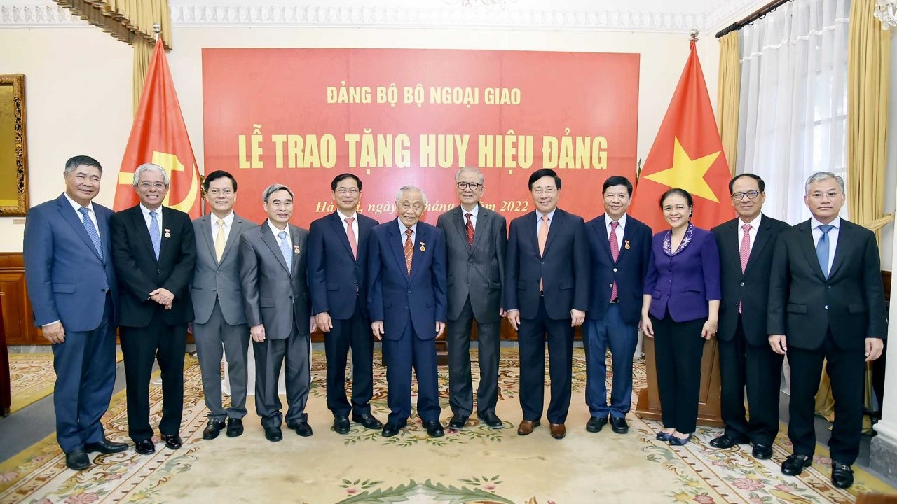 Trao tặng Huy hiệu 75 năm tuổi Đảng cho nguyên Phó Thủ tướng, Bộ trưởng Ngoại giao Nguyễn Mạnh Cầm