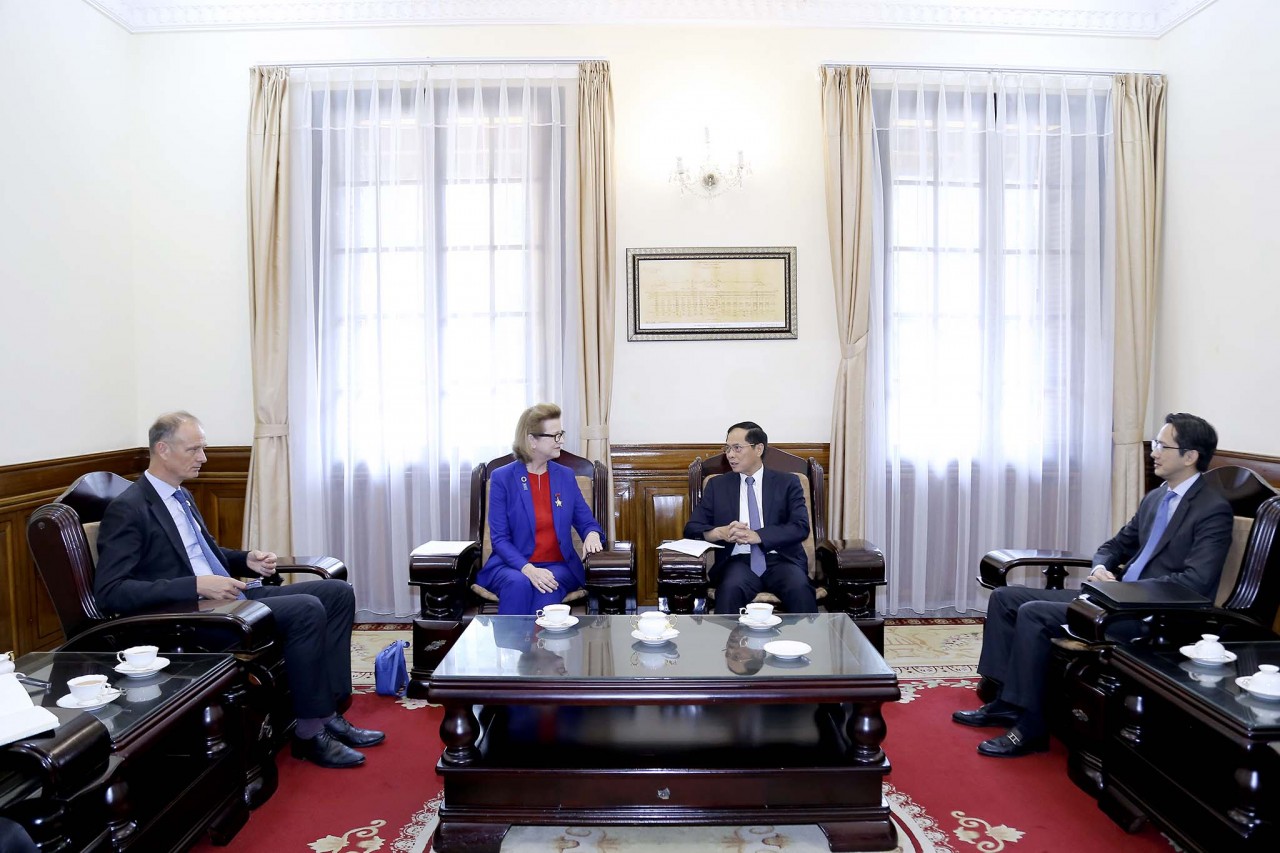 Bộ trưởng Ngoại giao Trao tặng kỷ niệm chương cho Trưởng đại diện UNDP tại Việt Nam