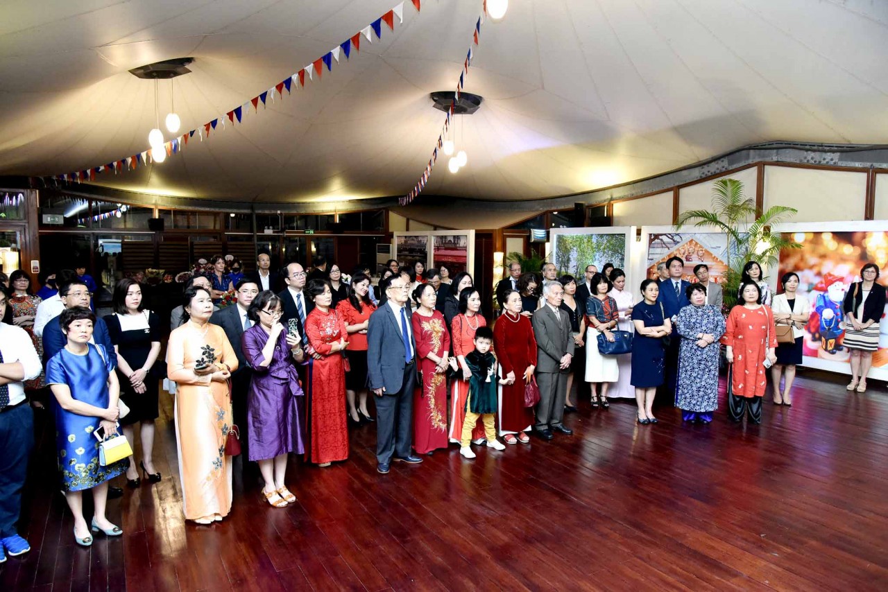 Đại sứ Nguyễn Thị Bích Huệ nhận Huân chương Bắc đẩu Bội tinh Đại sứ Nguyễn Thị Bích Huệ nhận Huân chương Bắc đẩu Bội tinh