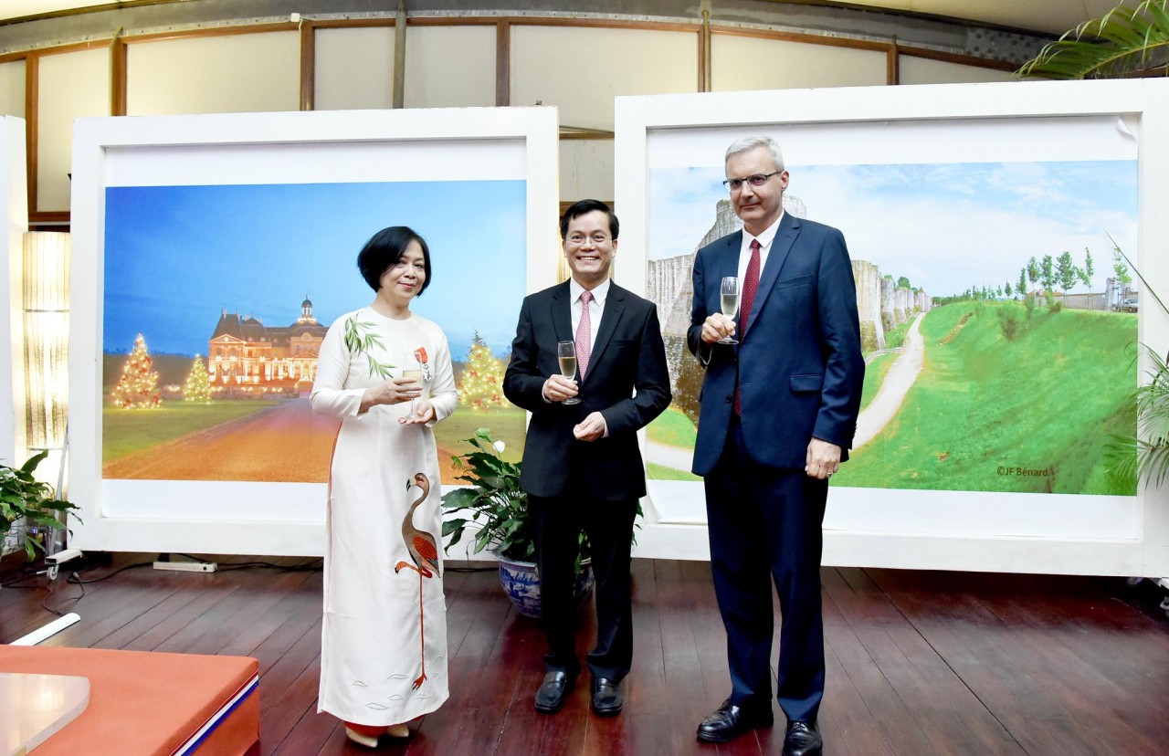 Đại sứ Nguyễn Thị Bích Huệ nhận Huân chương Bắc đẩu Bội tinh Đại sứ Nguyễn Thị Bích Huệ nhận Huân chương Bắc đẩu Bội tinh