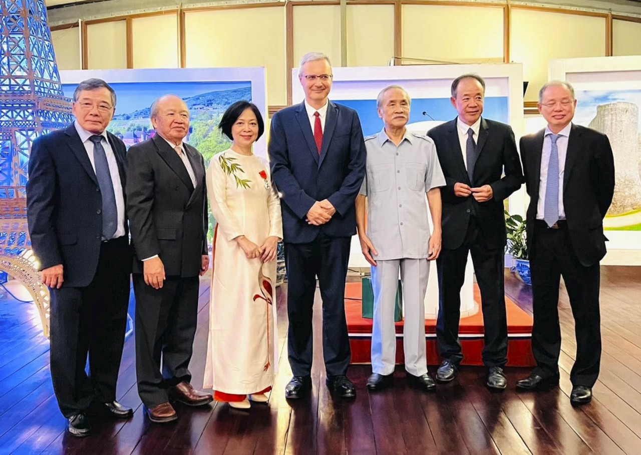 Đại sứ Nguyễn Thị Bích Huệ nhận Huân chương Bắc đẩu Bội tinh Đại sứ Nguyễn Thị Bích Huệ nhận Huân chương Bắc đẩu Bội tinh