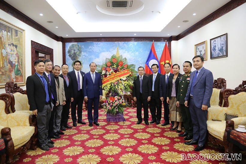 THỨ TRƯỞNG NGOẠI GIAO NGUYỄN QUỐC DŨNG CHÚC MỪNG QUỐC KHÁNH CHDCND LÀO Lãnh đạo Bộ Ngoại giao chúc mừng Đại sứ quán Lào tại Việt Nam dịp Quốc khánh