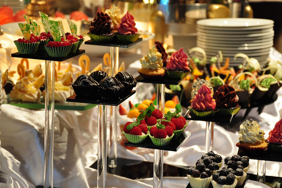 nen lam gi neu roi dung cu an uong vang thuc an vao nguoi ngoi canh khi dang dung tiec