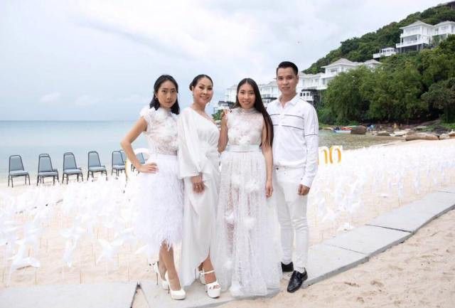 Bà Đặng Bích Lan cùng nhà thiết kế Phạm Hoàng Minh và hai con gái trong buổi ra mắt bộ sưu tập Hoa hậu Áo dài phu nhân toàn châu Âu viết tiếp ‘Giấc mơ Nàng’ 2 - Hoài niệm về một VƯƠNG TRIỀU