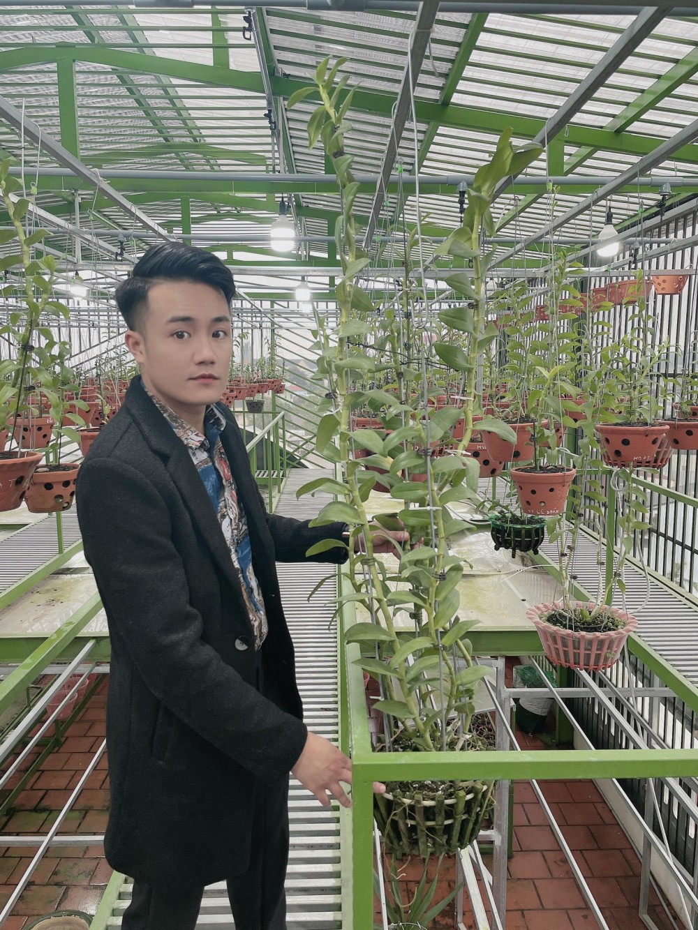 Từng nghĩ đến với hoa lan chỉ là để thứ sức, giờ anh chuyển hẳn sang sưu tầm và kinh doanh lan, đặc biệt là lan đột biến. Từng nghĩ đến với hoa lan chỉ là để thứ sức, giờ anh chuyển hẳn sang sưu tầm và kinh doanh lan, đặc biệt là lan đột biến.