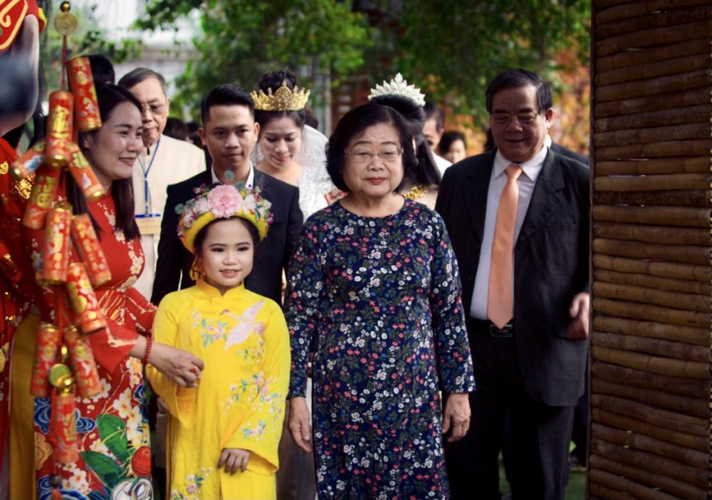 Siêu mẫu nhí Hoàng Vân khoe tài tại chương trình Tết Ba miền - chào Xuân Tân Sửu Siêu mẫu nhí Hoàng Vân khoe tài tại chương trình Tết Ba miền - chào Xuân Tân Sửu