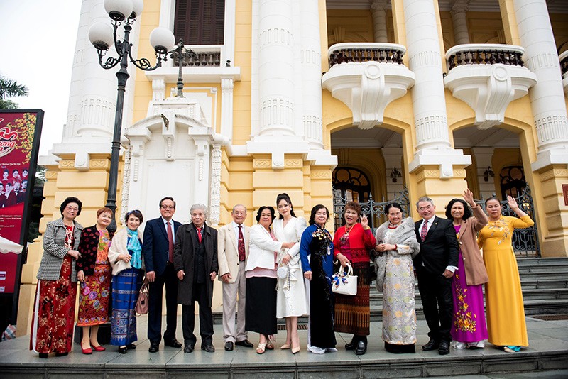 Nữ doanh nhân Thủy Nguyễn sang trọng trong đêm Xuân Quê Hương 2022 Nữ doanh nhân Thủy Nguyễn sang trọng trong đêm Xuân Quê Hương 2022
