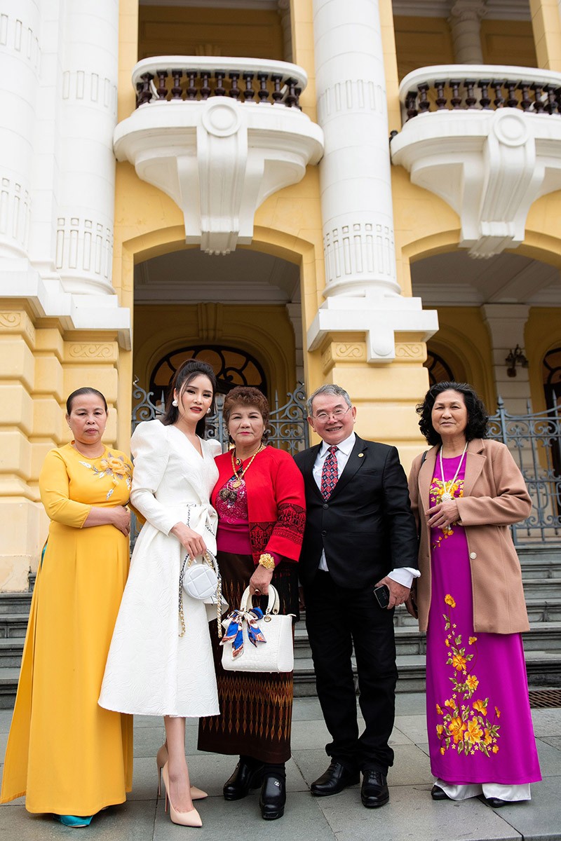 Nữ doanh nhân Thủy Nguyễn sang trọng trong đêm Xuân Quê Hương 2022 Nữ doanh nhân Thủy Nguyễn sang trọng trong đêm Xuân Quê Hương 2022