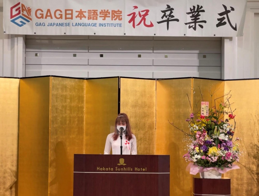 Đại diện học viên tốt nghiệp Em Nguyễn Thị Phương Anh đến từ Việt Nam phát biểu cảm tưởng. Đại diện học viên tốt nghiệp Em Nguyễn Thị Phương Anh đến từ Việt Nam phát biểu cảm tưởng.