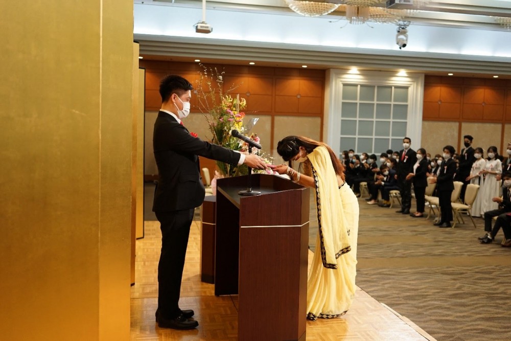 Ông Nguyễn Duy Anh – Giám đốc điều hành học viện Nhật ngữ GAG đại diện cho BGH nhà trường trao bằng tốt nghiệp cho sinh viên. Ông Nguyễn Duy Anh – Giám đốc điều hành học viện Nhật ngữ GAG đại diện cho BGH nhà trường trao bằng tốt nghiệp cho sinh viên.