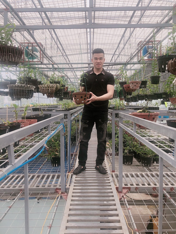 Anh Đồng trong một góc của vườn lan. Anh Đồng trong một góc của vườn lan.