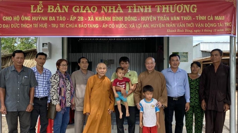 Đại đức Thích Trí Huệ trao hơn 1000 ngôi nhà tình nghĩa cho bà con nghèo vùng sâu vùng xa