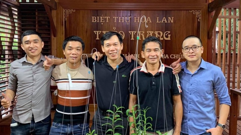 Ông chủ Nguyễn Văn Toán chia sẻ kinh nghiệm chăm lan tay ngang