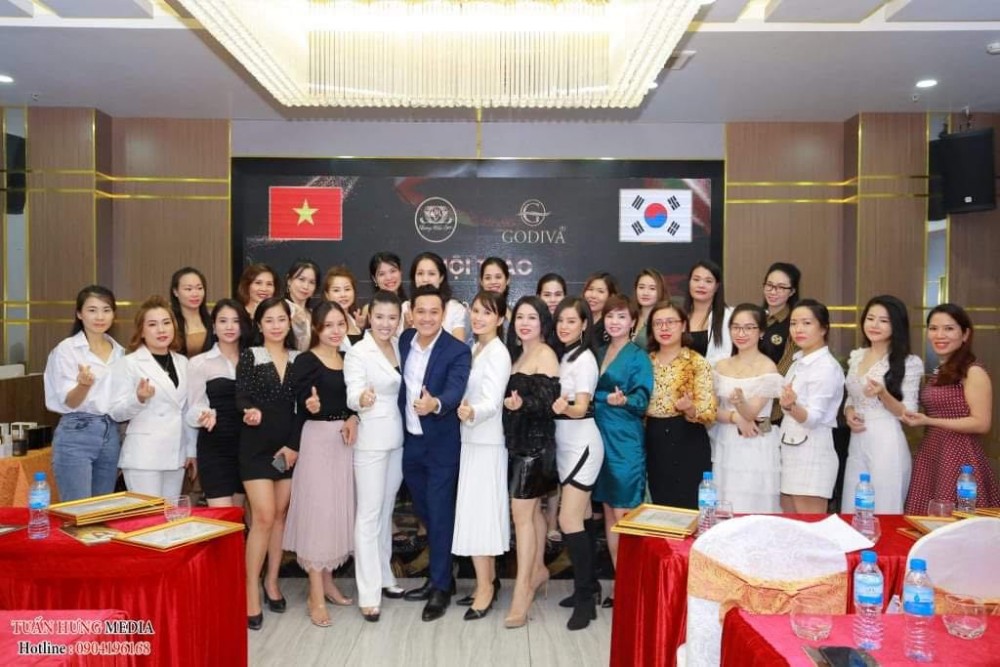 Hình ảnh Amanda Nguyễn Ngọc cùng mọi người tu nghiệp tại Hàn Quốc. Đào tạo và chuyển giao những công nghệ hàng đầu cho các chủ Spa.