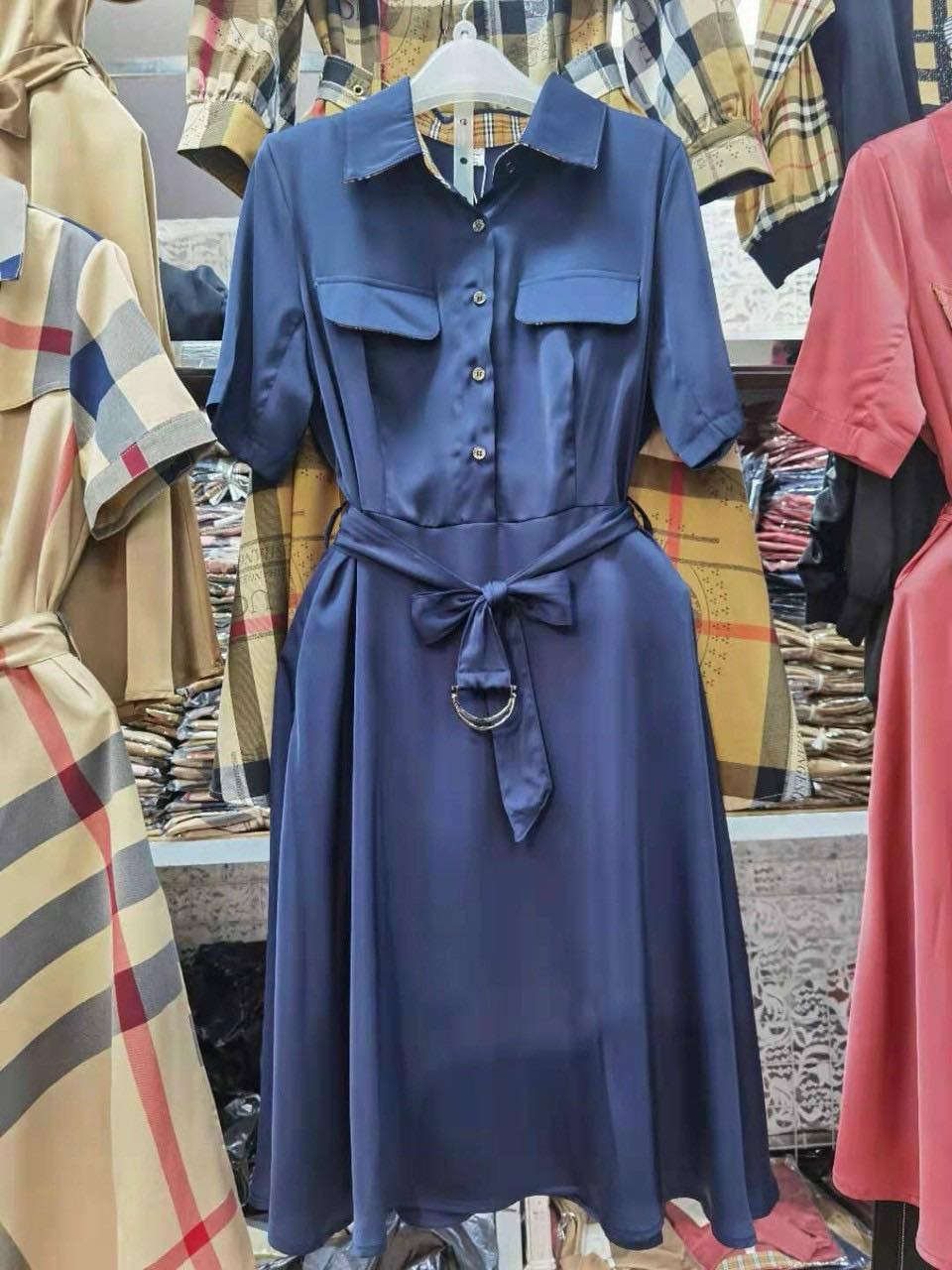 Bích Cẩm Shop: Thương hiệu thời trang giá rẻ được yêu thích