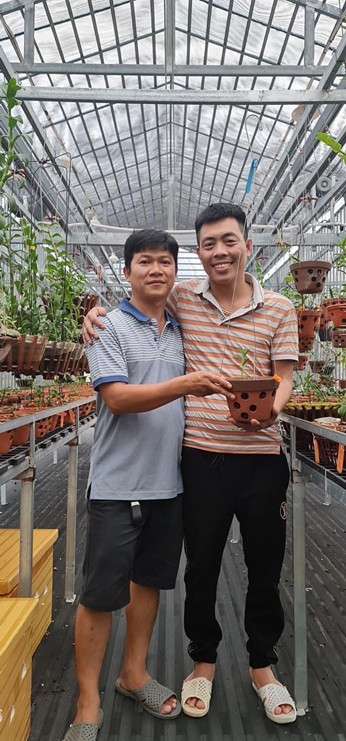 Anh Vũ Doãn Hiếu (bên phải) nghệ nhân hoa lan truyền lửa đam mê