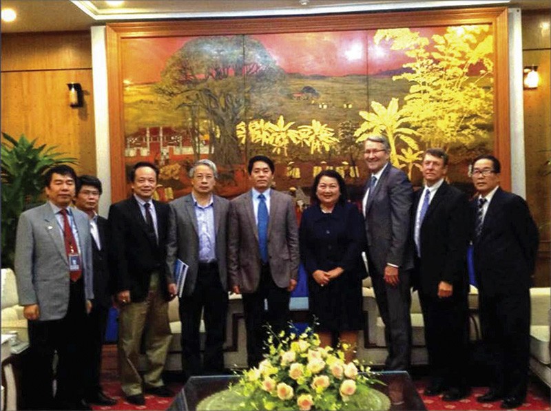 Đại học Mỹ tại Việt Nam - AUV và Đại học Florida Institute of Technology – FIT, Hoa Kỳ làm việc cùng với Việt Nam Airlines.