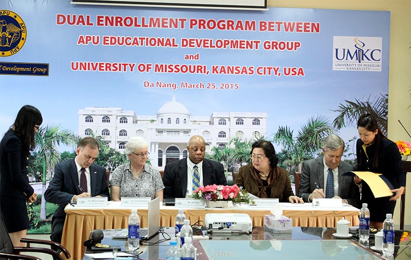 Hơn 25 năm cháy mãi ngọn lửa đam mê nâng tầm tri thức Việt