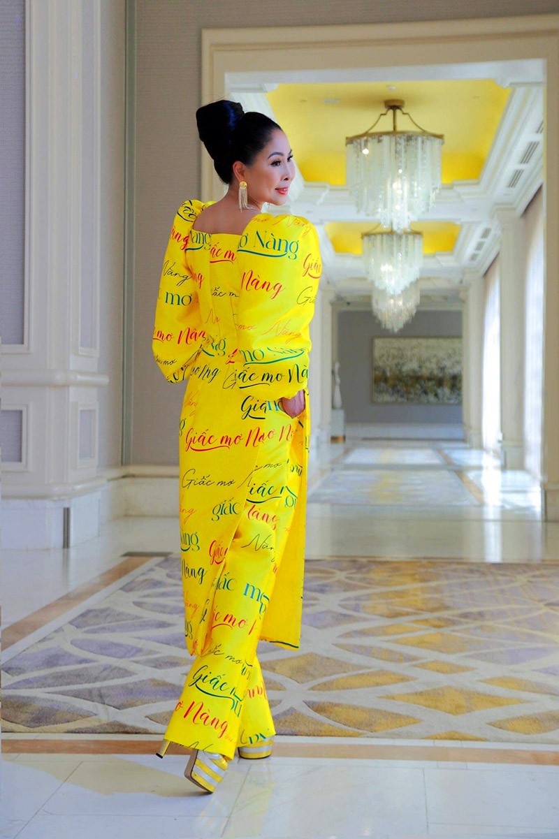 “Nàng thơ” của “Nàng” bên bờ biển Nha Trang xinh đẹp