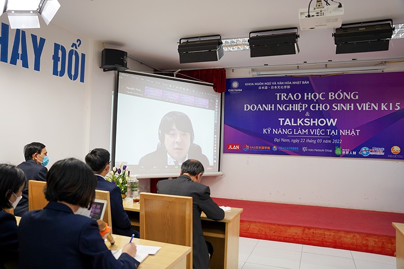 Ông Hashino Nobuo – Chủ tịch Hiệp hội giáo dục tiếng Nhật JLAN chúc mừng các sinh viên K15 đã nhận được Học bổng từ Quỹ. Ông Hashino Nobuo – Chủ tịch Hiệp hội giáo dục tiếng Nhật JLAN chúc mừng các sinh viên K15 đã nhận được Học bổng từ Quỹ.