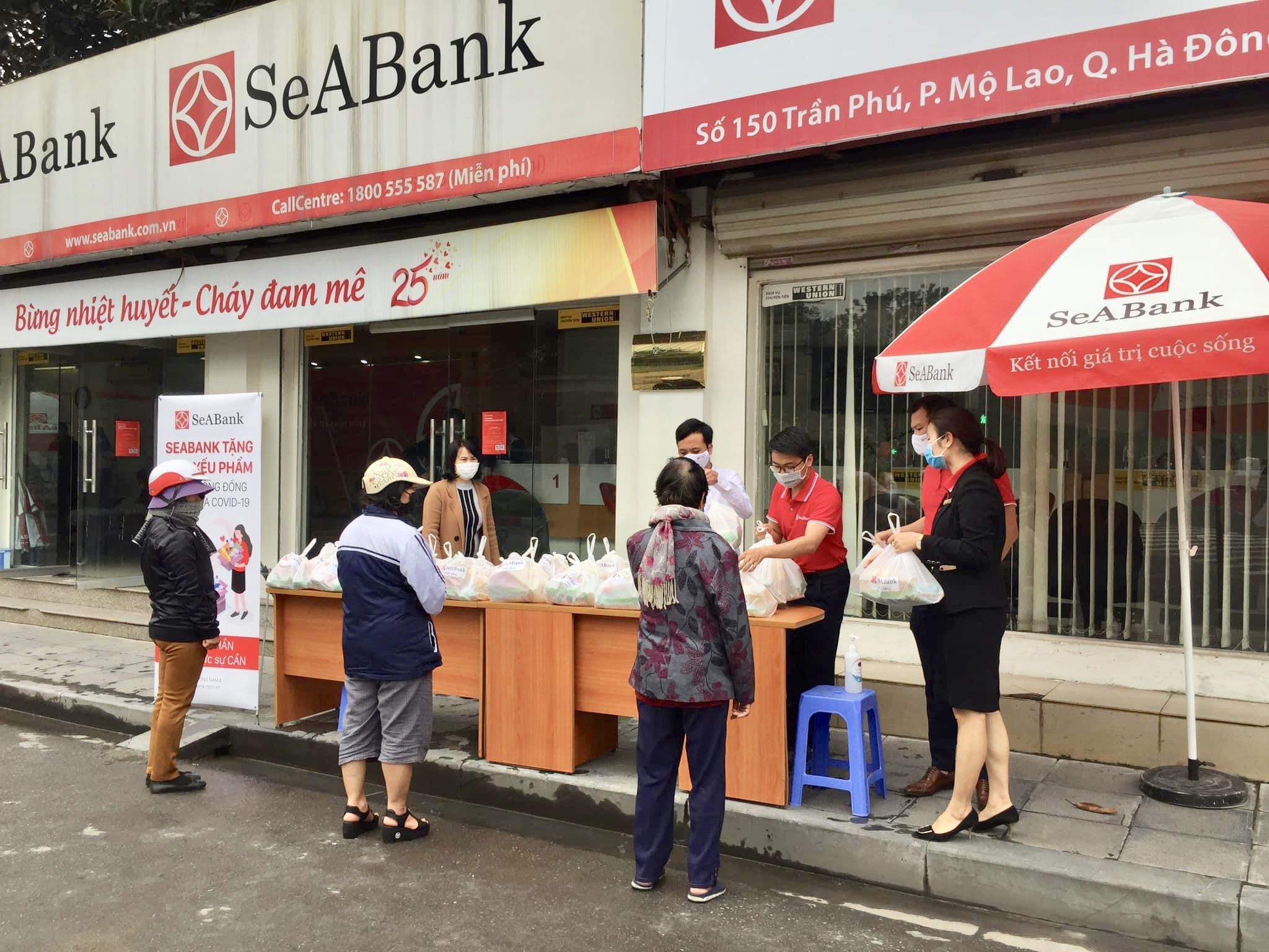 Covid-19: SeABank trao tặng thêm 30,2 tấn gạo cho người nghèo trên toàn quốc từ 13/4