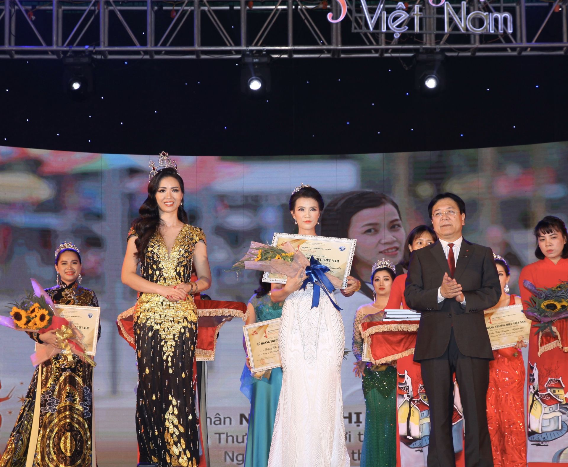 'Khúc khải hoàn ca' trên mặt trận chống dịch Covid-19 khuc khai hoan ca tren mat tran chong dich covid 19