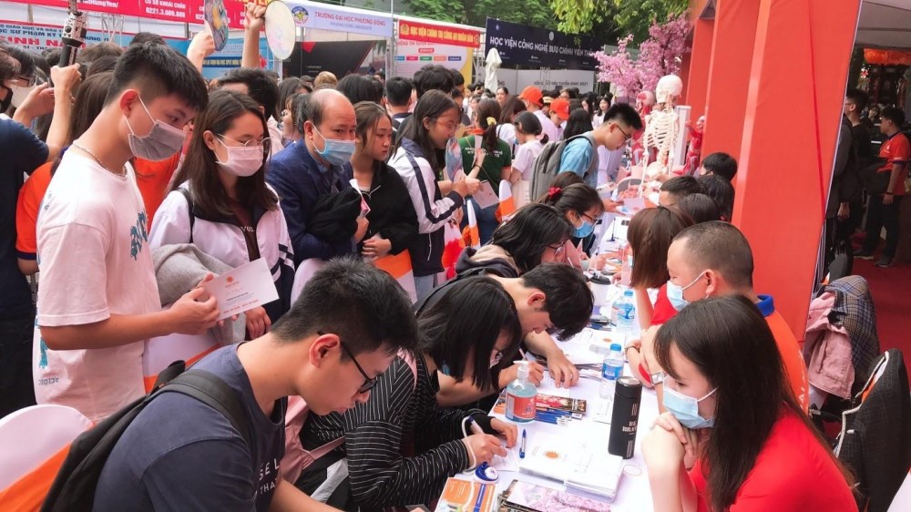 Sĩ tử và phụ huynh xếp hành chờ đến lượt tư vấn.