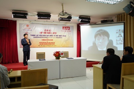 TS. Lê Đắc Sơn, Chủ tịch Hội đồng trường Đại học Đại Nam và ông Hashino Nobuo, Chủ tịch Hiệp hội giáo dục tiếng Nhật JLAN ký Thỏa thuận hợp tác thành lập Viện đào tạo quốc tế Việt Nhật (VJII). TS. Lê Đắc Sơn, Chủ tịch Hội đồng trường Đại học Đại Nam và ông Hashino Nobuo, Chủ tịch Hiệp hội giáo dục tiếng Nhật JLAN ký Thỏa thuận hợp tác thành lập Viện đào tạo quốc tế Việt Nhật (VJII).