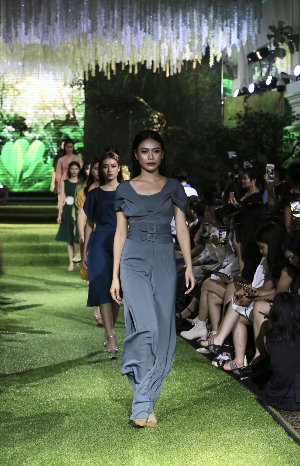 Fashion Runway Spring - Summer 2021: Rực rỡ, ý nghĩa và thành công