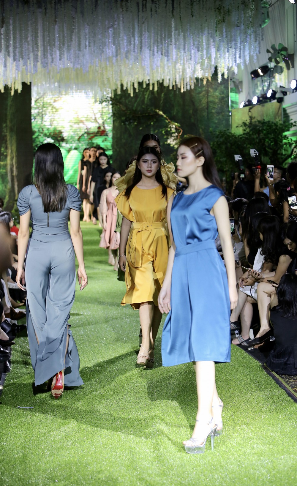 Fashion Runway Spring - Summer 2021: Rực rỡ, ý nghĩa và thành công