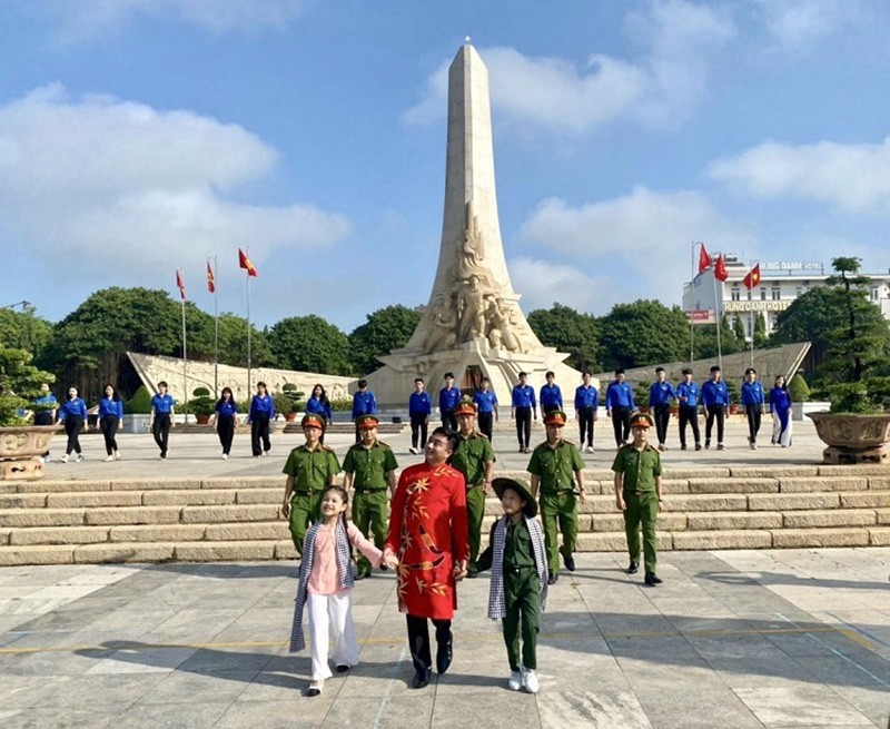 Thăm Tượng đại chiến thắng tại TP. Đồng Xoài. Thăm Tượng đại chiến thắng tại TP. Đồng Xoài.